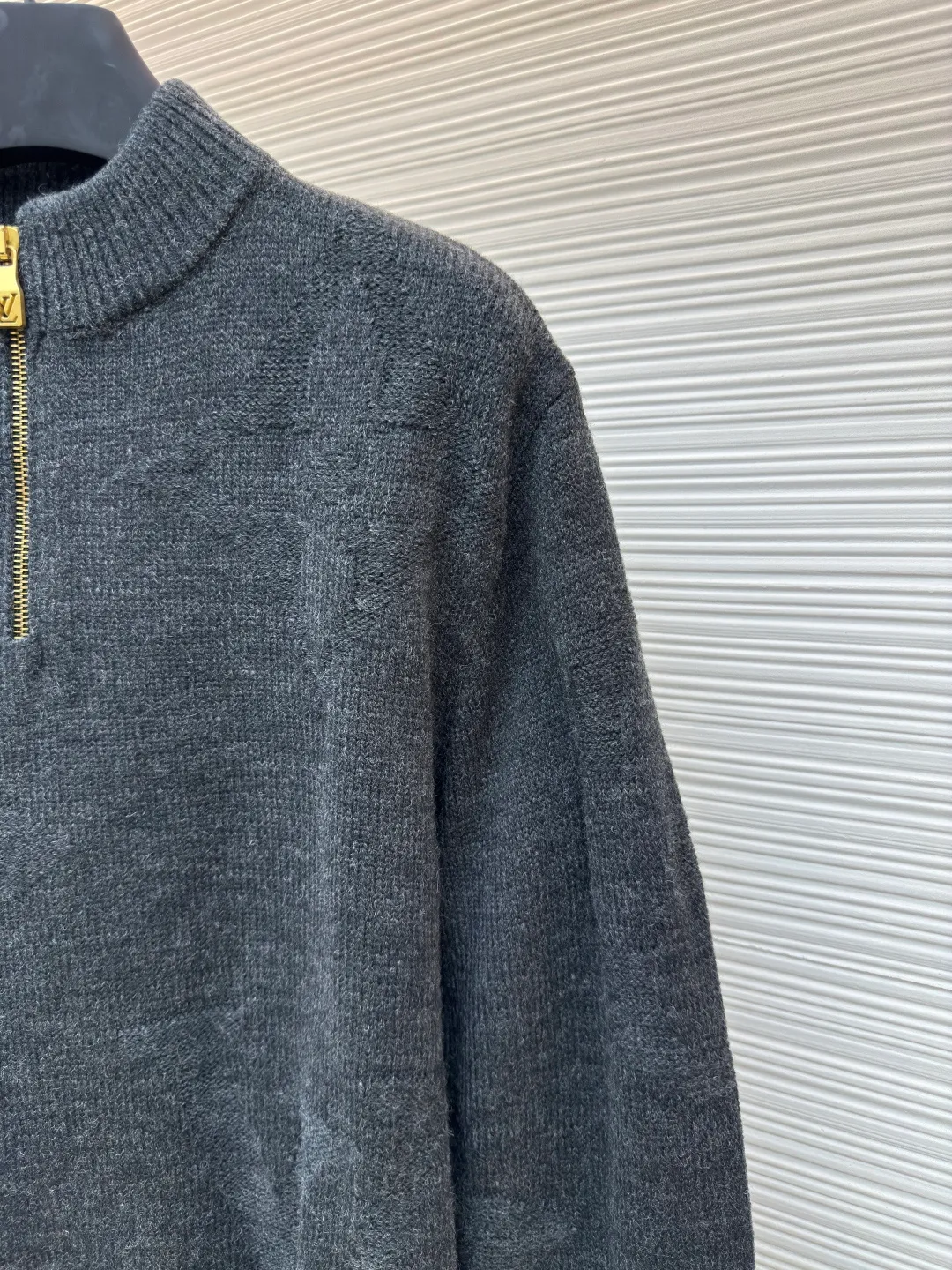 LOUIS VUITTON intarsia dark pattern zipper sweater ●Authentic product: purchased and developed at 16700 ●Item number: 1680364-B50 ●Fabric: cashmere fabric ●Technology: intarsia production ●Version: loose version ●Weight: about 585 grams ●Size: XS-S-M-L ●Description: Made of 80% wool, 15% cotton, 15% fiber. This fabric is very warm and the blend is not prone to pilling. Because clothes with a high wool content have a slightly wooly feel, they can be worn as outerwear if you are not used to it. The zipper uses the original No. 5 slider, which is made from pure copper material and has a very heavy feel. The entire zipper and slider are aged by electroplating, the middle of the slider is laser-cut out, and the brand's iconic LOGO is molded out with a flat surface grinder. The overall wiring is straight and delicate, the fabric is comfortable and soft, and the color is consistent without color difference. It can be matched with the same style to create a fashionable look and control various occasions. Customized accessories, complete with three standards, same style for men and women!